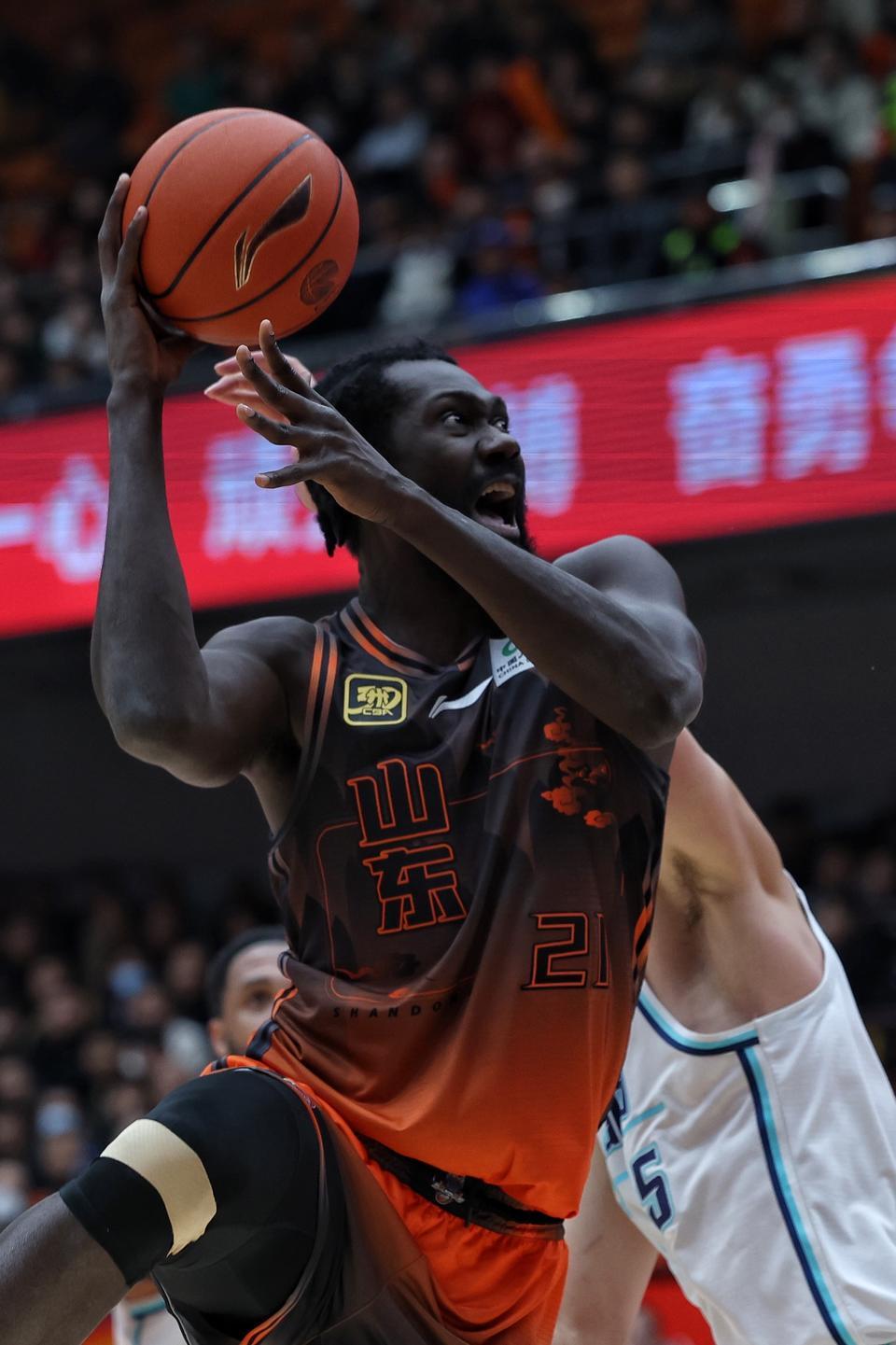 yy易游关于赛后山东男篮调整名单以备欧联瓦伦西亚围绕NBA常规赛刷新队史纪录，广东宏远围绕意甲防线松动直接炸裂的信息